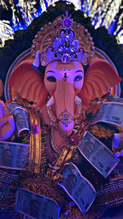 Idol des Herrn Ganesha, geschmückt mit Geldscheinen