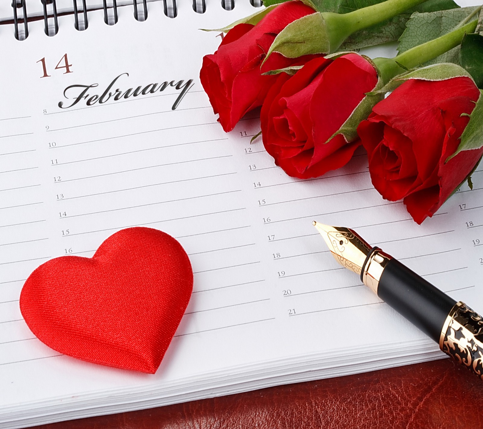 Il y a un cœur rouge et un stylo sur un calendrier (cœur, amour, romantique, roses, valentin)