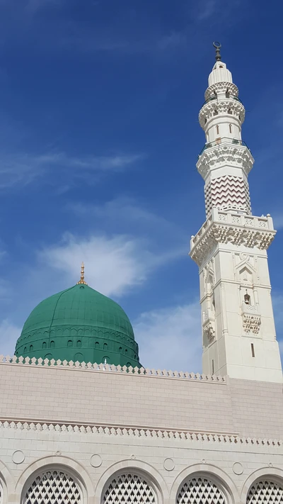 Cúpula verde y minarete de la mezquita Al-Nabawi en Medina