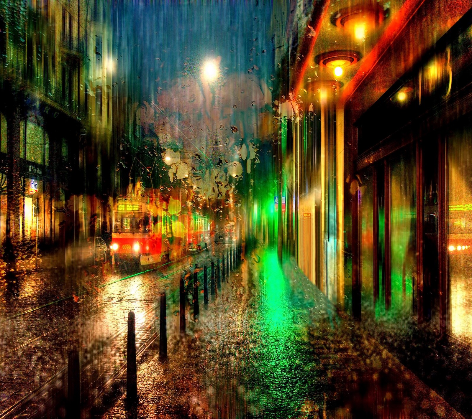 Uma fotografia de uma noite chuvosa em uma cidade (cidade, luzes, noite, chuva, rua)