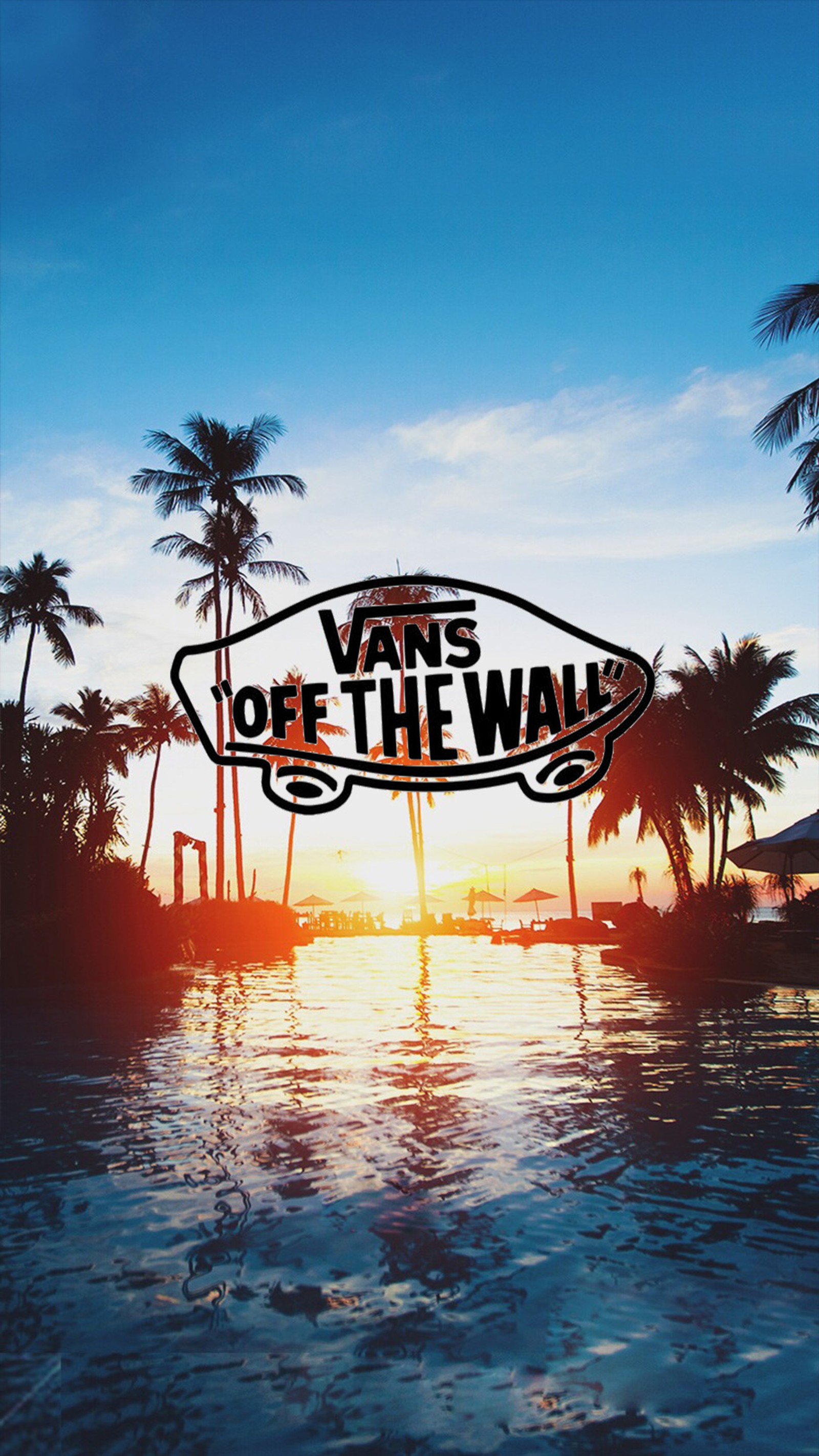 Logo vans off the wall sur un fond de coucher de soleil avec des palmiers (plage, beau, bleu, terre, mer)