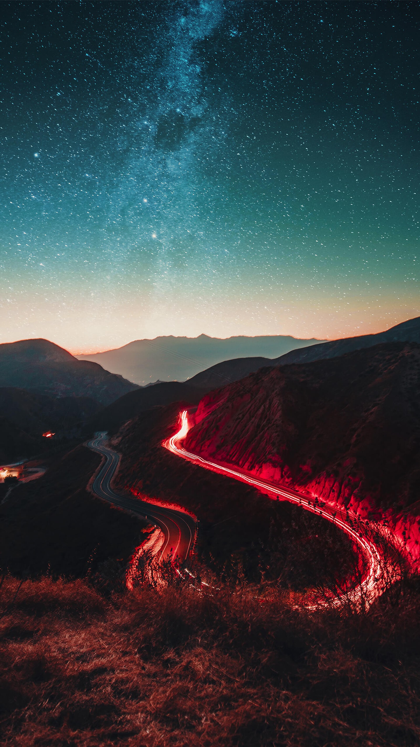 Cielo nocturno con estrellas y un camino serpenteante en primer plano (gran, camino)