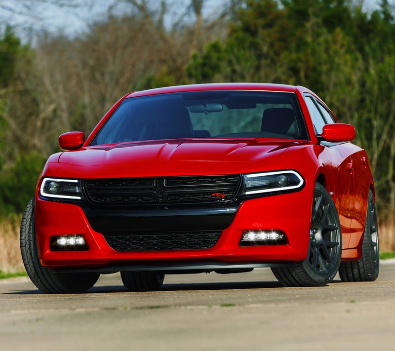 Красный dodge charger припаркован на дороге рядом с лесом (авто, машина, зарядное устройство, додж, dodge)