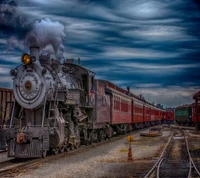 Locomotiva a vapor histórica no pátio ferroviário de Belgrado