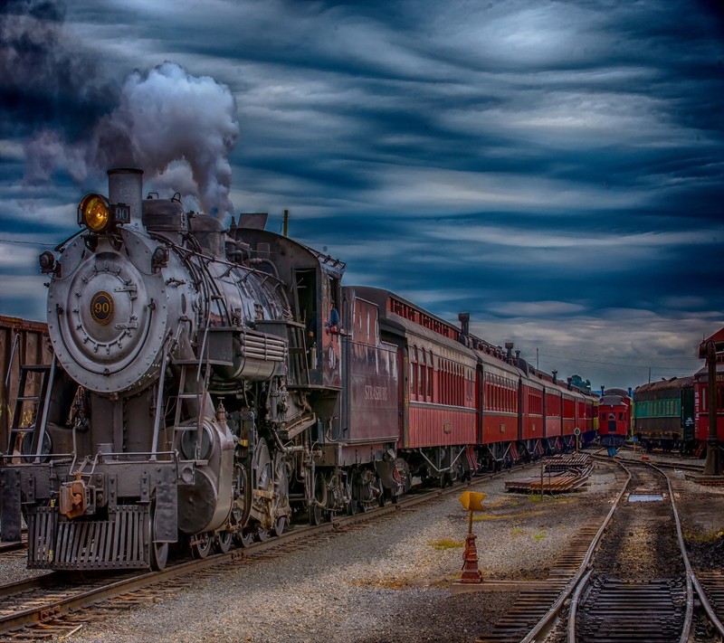 Поезд стоит на рельсах, из него идет дым (abej, beograd, steam locomotives)