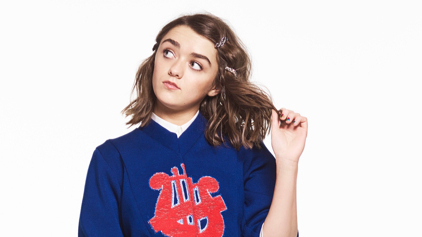 Imagen aromatizada de una mujer con una camisa azul y un corazón rojo (arya stark, juego de tronos, game of thrones, actor, cabello)