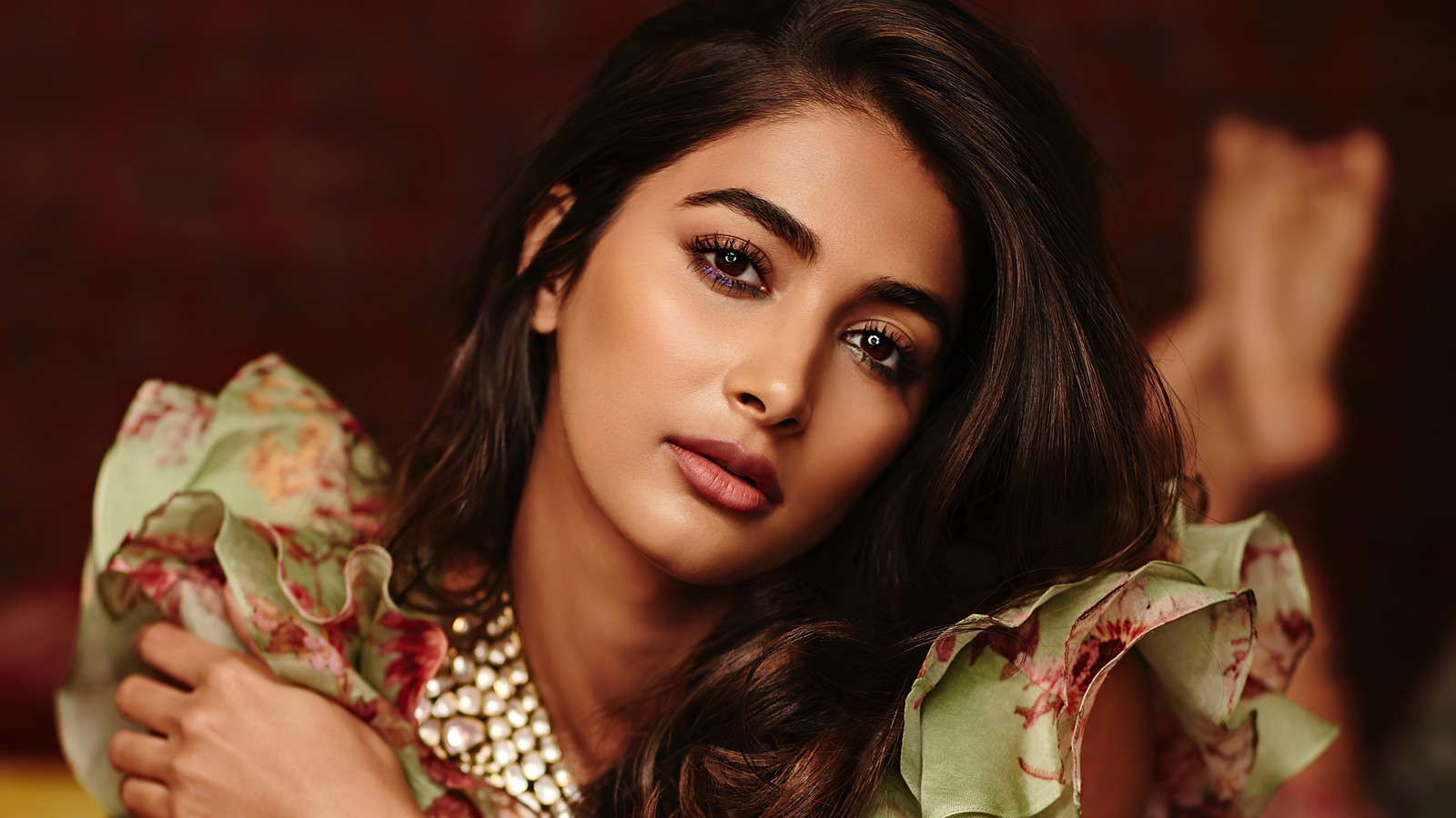 Un gros plan d'une femme avec de longs cheveux portant une robe (pooja hegde, beau, indien, modèle, célébrité)