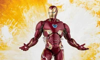 Figura de acción de Iron Man: Una pose heroica contra un fondo ardiente