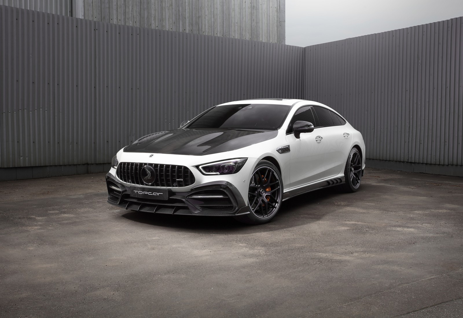 Un mercedes clase s blanco estacionado en un garaje. (topcar mercedes amg gt 63 s 4matic 4 door coupe inferno, 2021, 5k, coches, fondo de pantalla 4k)