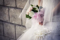 Novia elegante en un vestido blanco sosteniendo un ramo de flores rosas y blancas, adornada con un delicado velo.