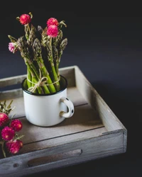 Arranjo floral encantador em uma caneca