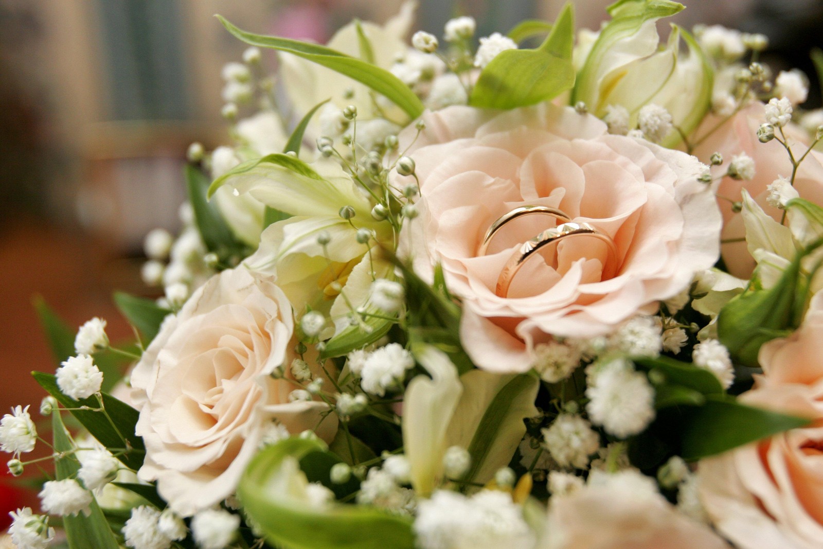 Hay un ramo de flores con dos anillos de boda (boda, flor, ramo, arreglo floral, floristería)