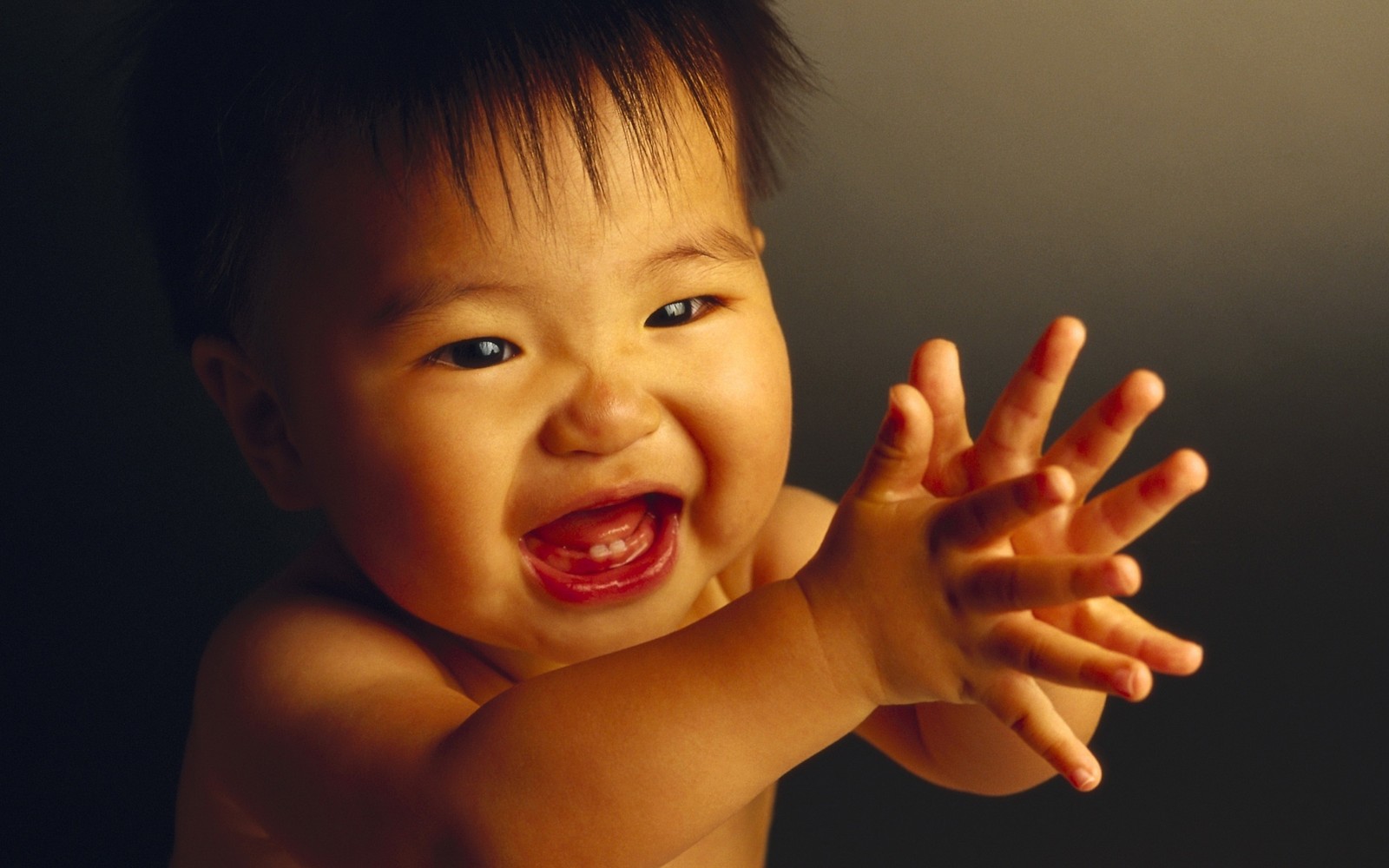 Hay un bebé sonriendo y moviendo las manos (infante, emoción, niño, nariz, mejilla)