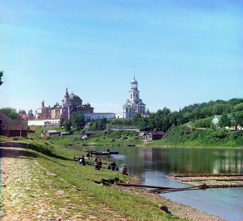 Люди сидят на берегу реки рядом с церковью (водный путь, река, банк, достопримечательность, викимедиа коммонс)