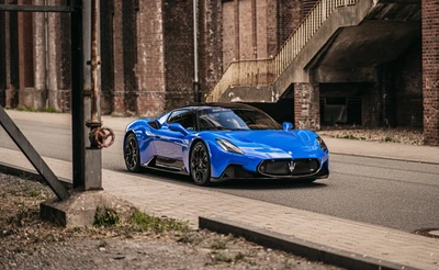 Maserati MC20 Купе от Edo Competition в потрясающем синем цвете на городской улице