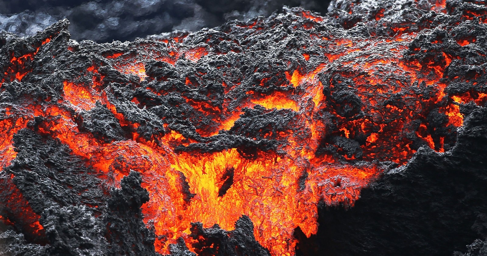 Um close em uma montanha coberta de lava com um céu negro (vulcão, geologia, rocha vulcânica, lava, rocha)