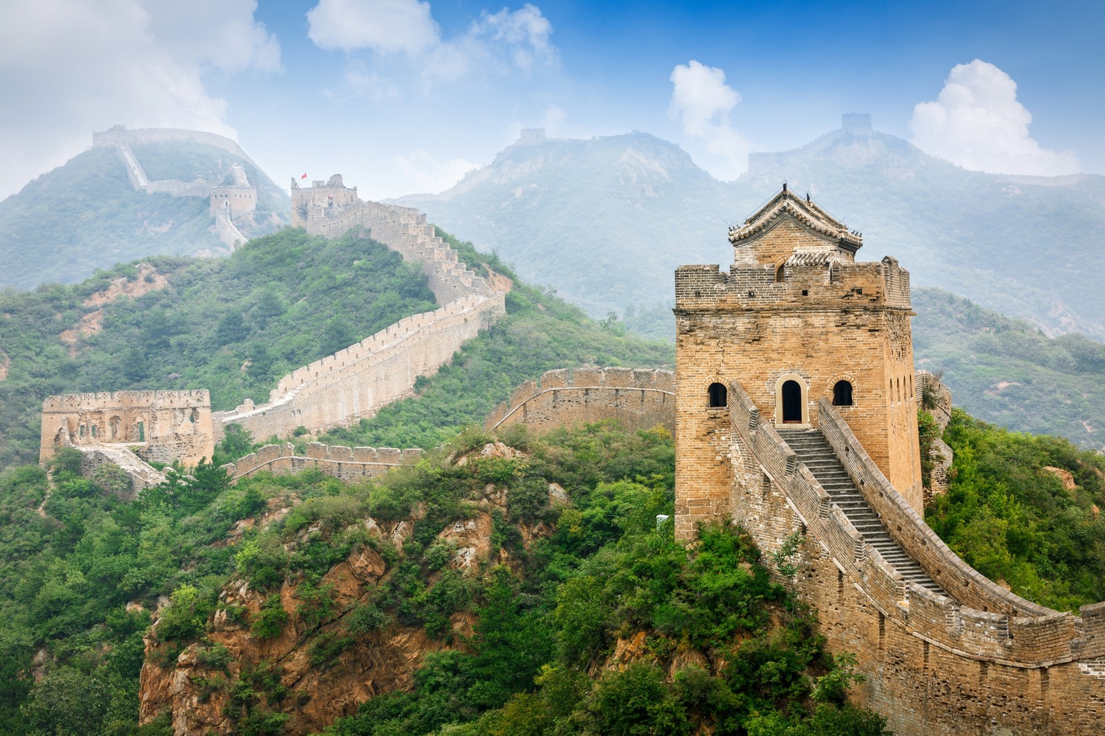 La grande muraille de chine dans les montagnes (grande muraille de chine, point de repère, site historique, merveilles du monde, station de montagne)