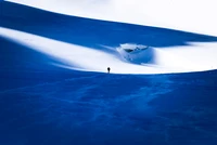 Explorador contra uma majestosa paisagem de glaciar azul