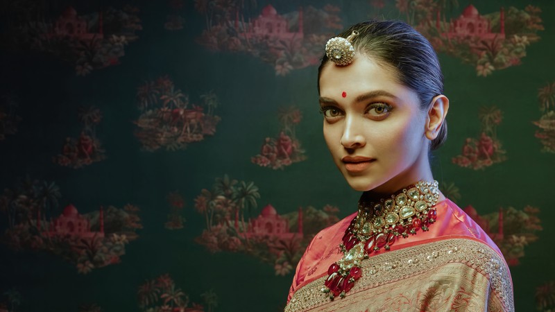 Близкий план женщины в розовом и золотом сари (дпика падуконе, deepika padukone, индийский, актриса, знаменитость)