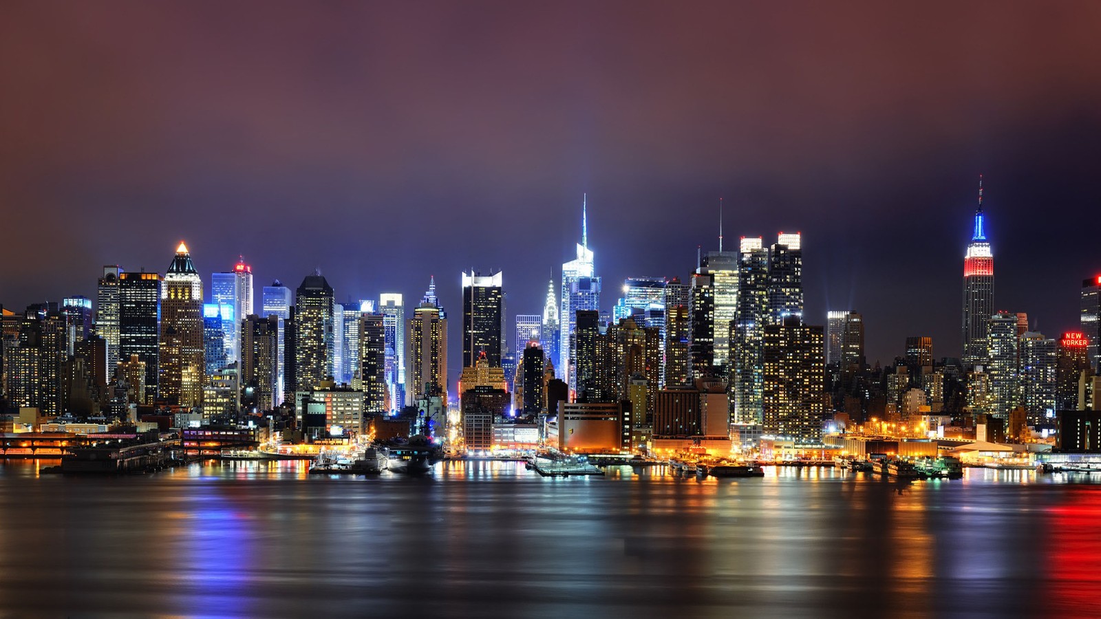 Eine aussicht auf die stadtansicht bei nacht von der anderen seite des wassers (stadtbild, stadt, skyline, metropole, stadtgebiet)