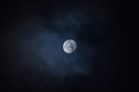 Pleine lune illuminant un ciel étoilé