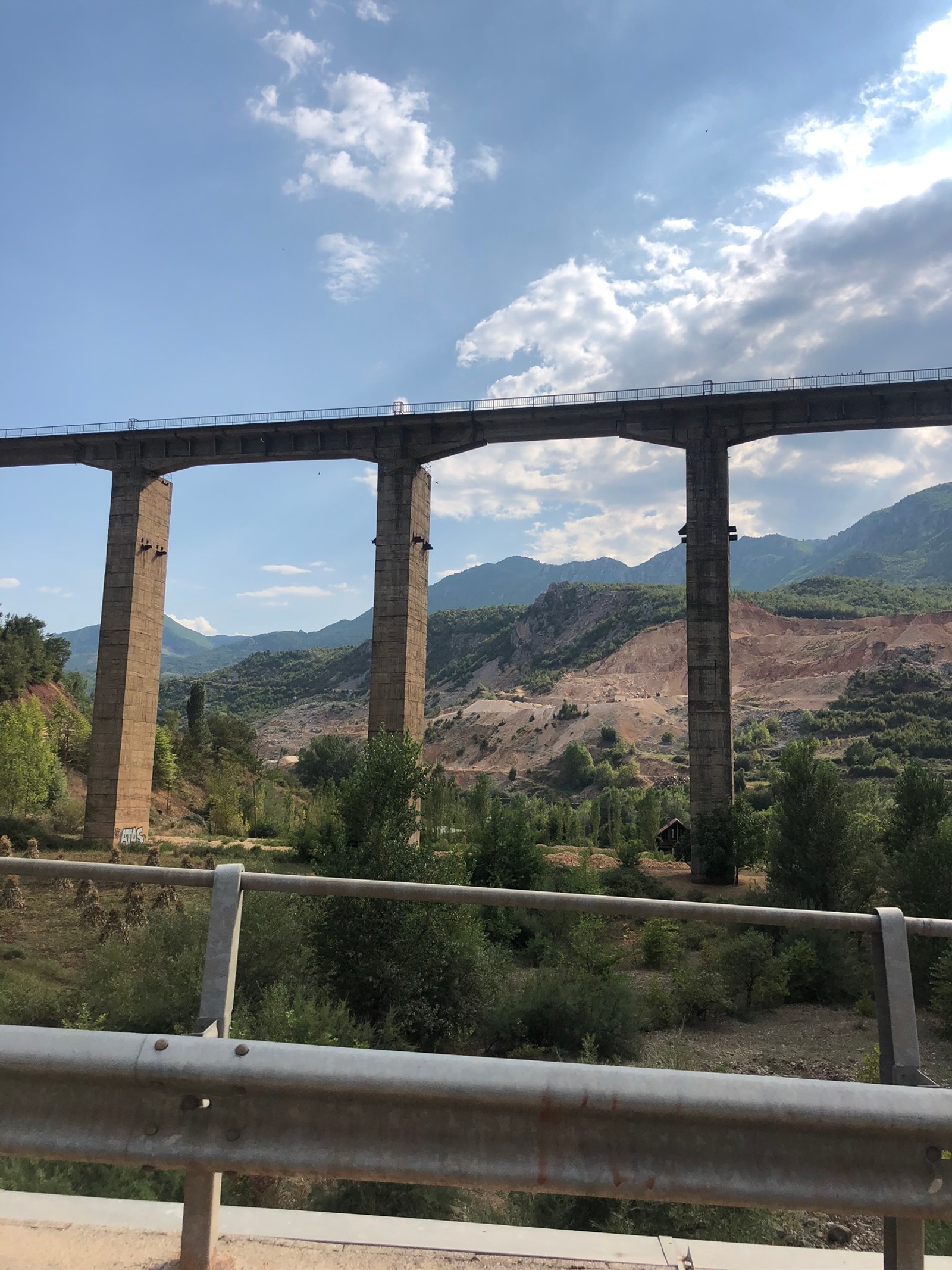 Un pont avec vue sur une vallée et des montagnes (viaduc, route, hauts plateaux, montagne, fer)