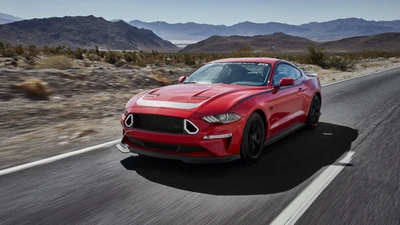 Ford Shelby Mustang en drift sur une route désertique