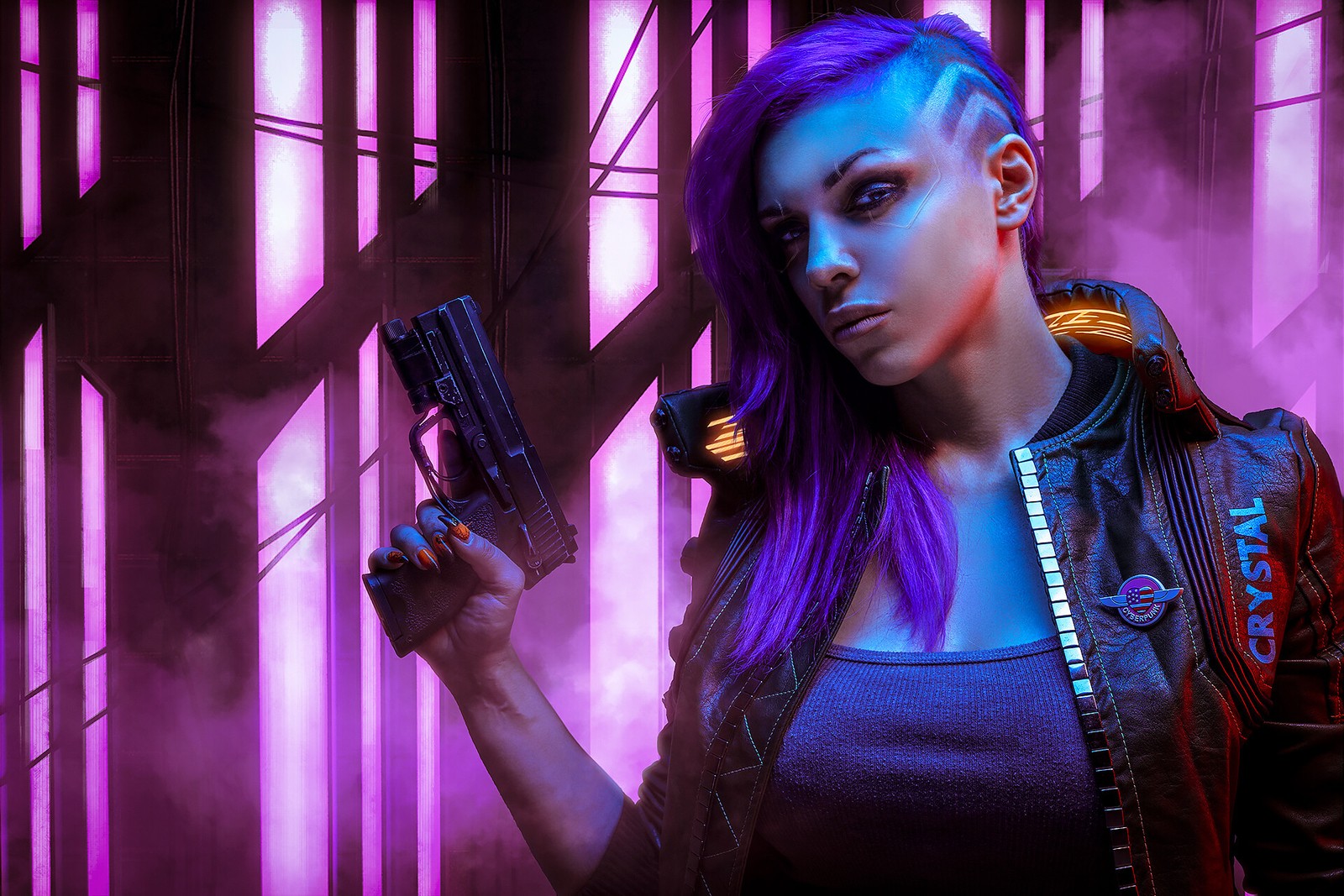 Женщина с фиолетовыми волосами держит пистолет на фоне неона (cyberpunk 2077, киберпанк, косплей, cosplay, фиолетовый)