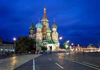 La cathédrale Saint-Basile illuminée la nuit dans le paysage urbain vibrant de Moscou