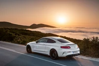 Mercedes-Benz S-Class C217 Coupé contra um cenário de pôr do sol pitoresco