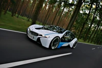 BMW i8: Um carro esportivo futurista em movimento através da vegetação exuberante