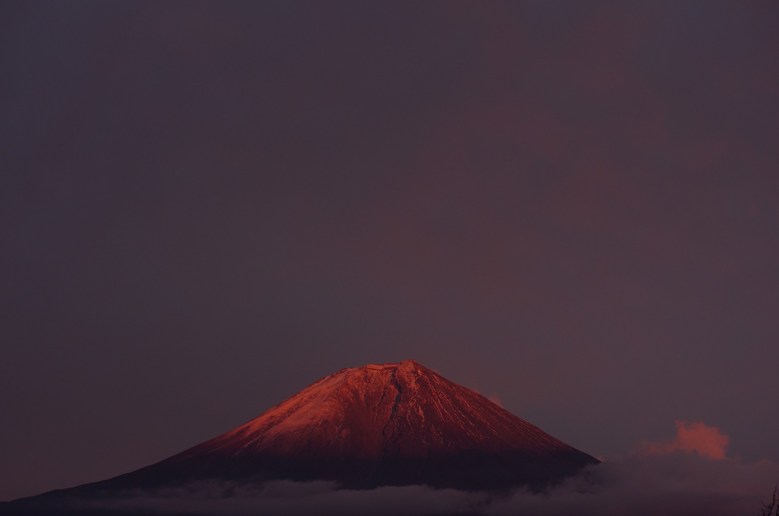 Montagne avec un sommet rouge en arrière-plan (volcan, stratovolcan, forme volcanique, volcan bouclier, nuit)