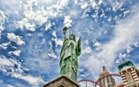 Freiheitsstatue gegen einen dramatischen Himmel in einer Metropolenszene