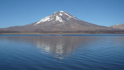 Majestoso estratovulcão refletido em sereno lago de montanha