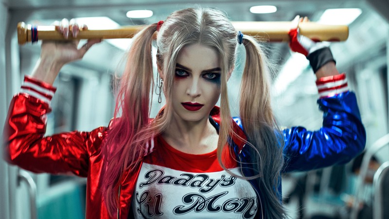 Жирафа, одетая как харли, в поезде с битой (harley quinn, dc comics, комиксы, косплей, cosplay)