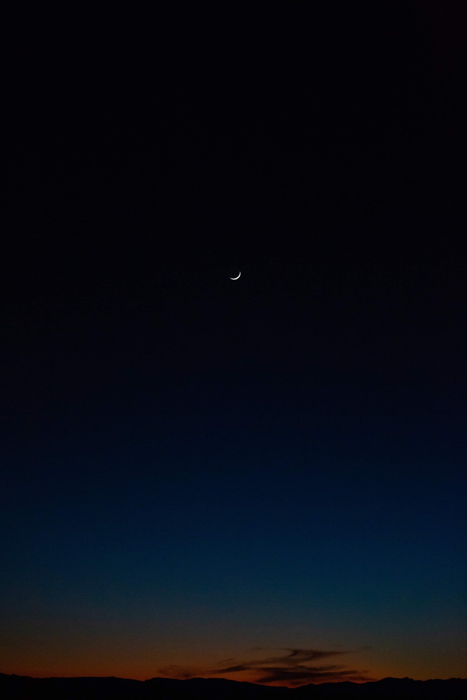 Vue arabe d'une lune et d'un croissant dans le ciel (lune, atmosphère, astronomie, événement céleste, horizon)