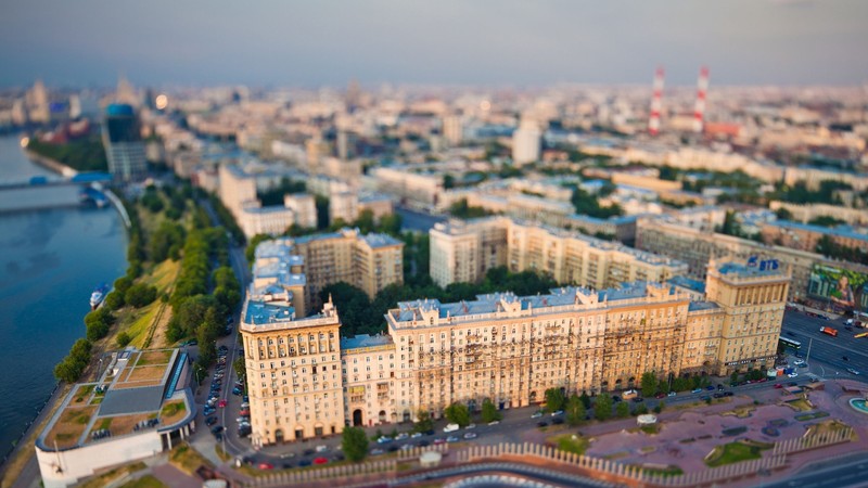 Арафед вид на город с рекой и мостом (городская территория, городской пейзаж, город, достопримечательность, метрополия)