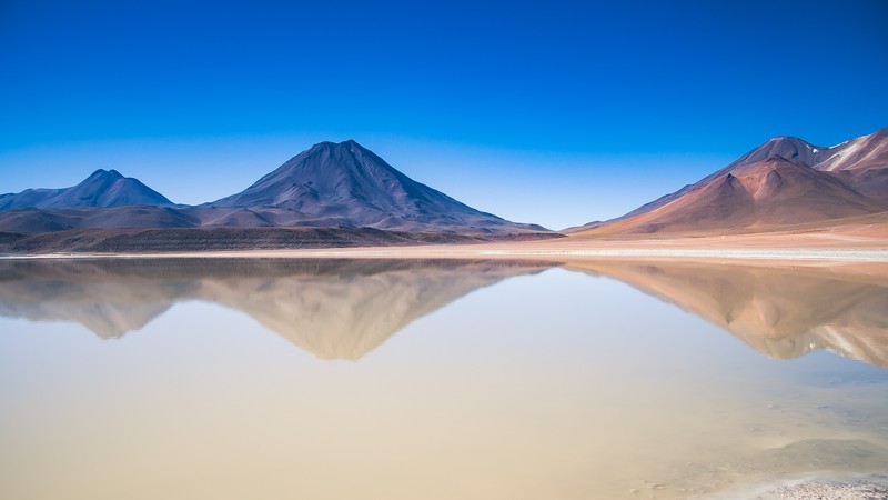 Арабские горы отражаются в озере с ясным небом (lascar volcano, san pedro de atacama, чили, chile, водоем)