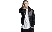 Eminem con una chaqueta de cuero negra, adoptando una pose dinámica contra un fondo blanco.