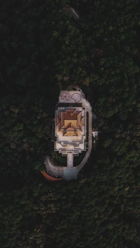 Vue aérienne d'un bâtiment commercial entouré d'arbres