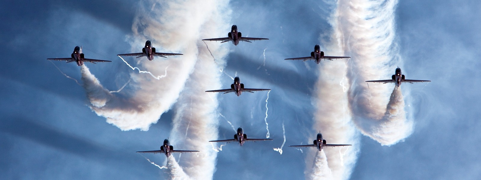 Vista aérea de aviões voando em formação no céu. (acrobacias, show aéreo, força aérea, aeronave, aviação)