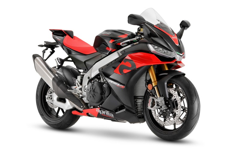 Крупный план красного и черного мотоцикла на белом фоне (8k, aprilia rsv4 1100 factory, 2021, 5k, велосипеды)