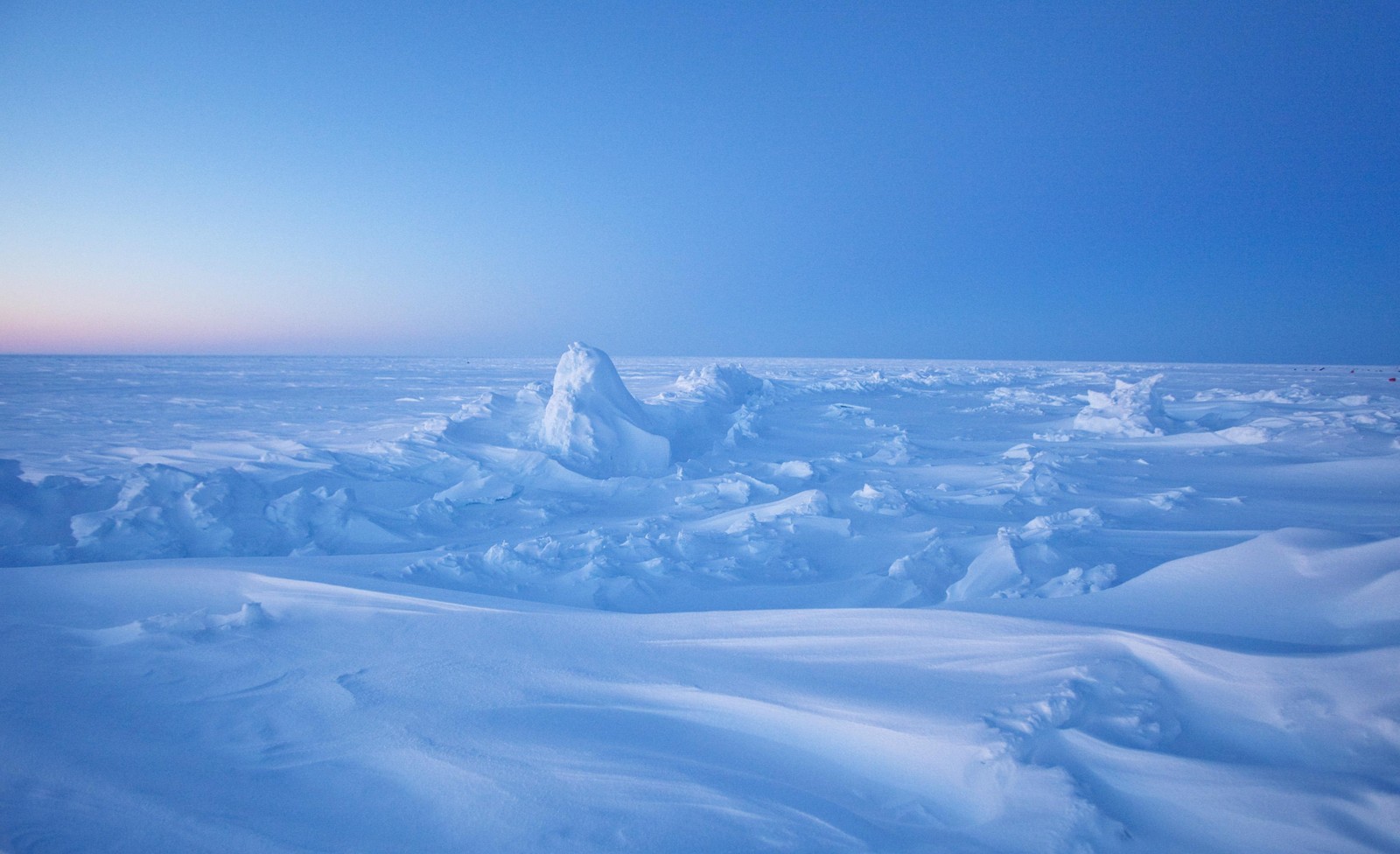 Schneebedeckter boden mit ein paar kleinen eissplittern (südpol, nordpol, arktischer ozean, polargebiete der erde, geografischer pol)