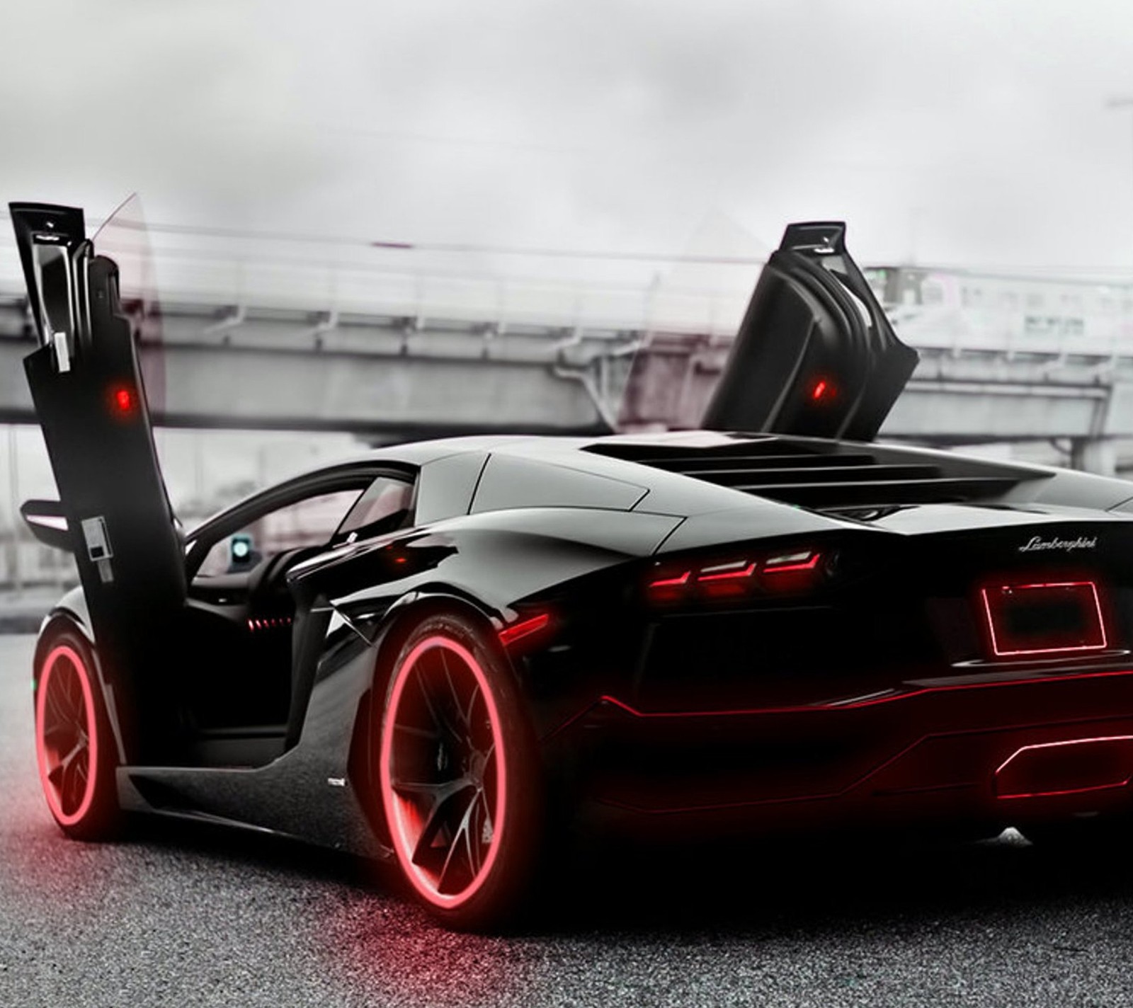 Gros plan d'une voiture de sport noire avec des lumières rouges (incroyable, voiture, lamborghini)