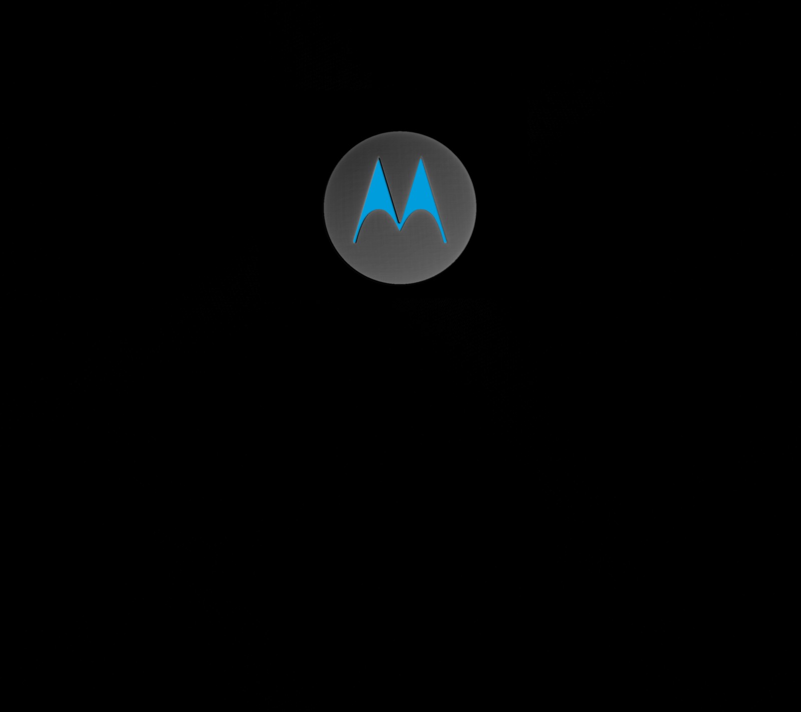 Крупный план мобильного телефона с синим логотипом (логотип, motorola)