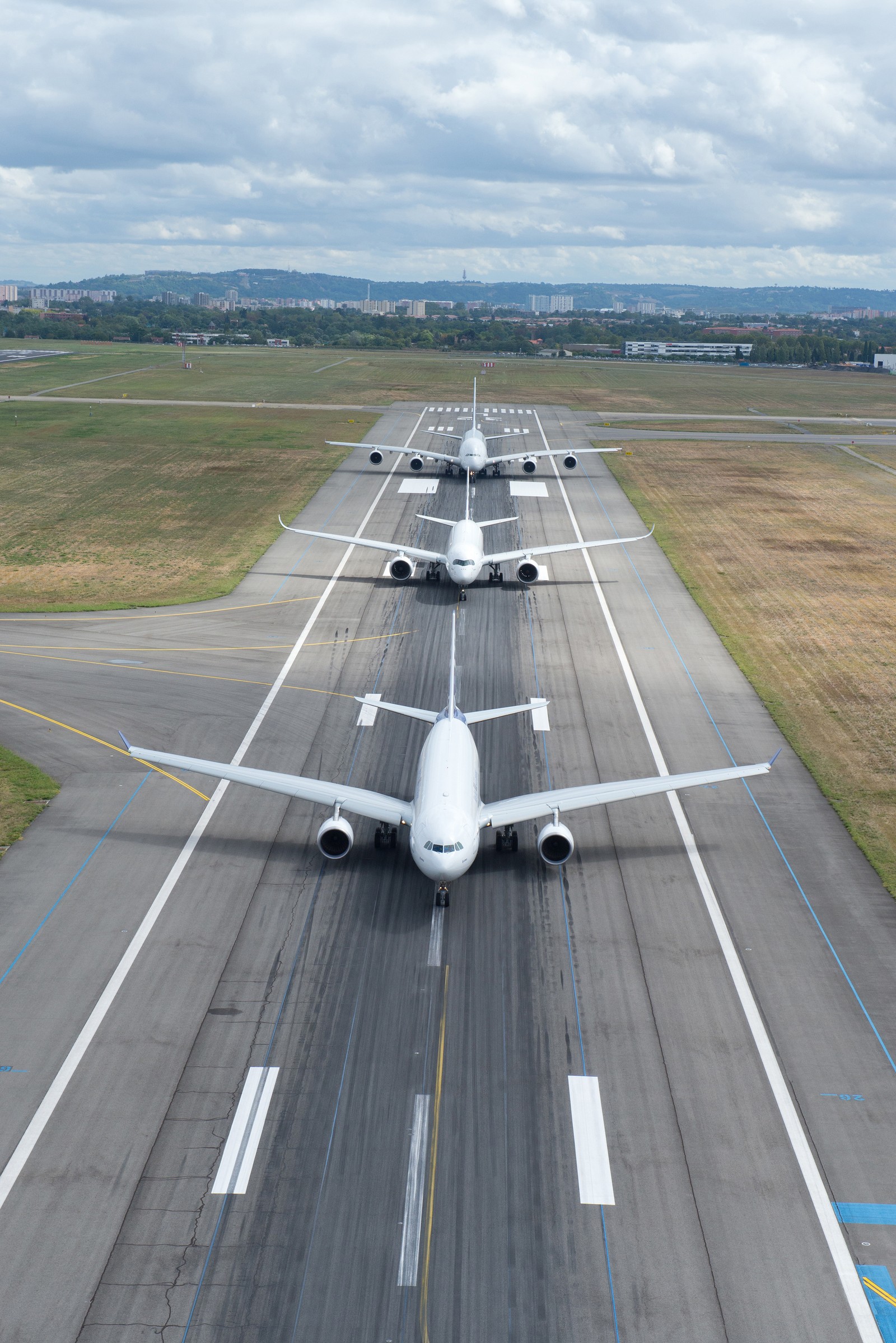 Muitos aviões alinhados na pista (aviação, nek)