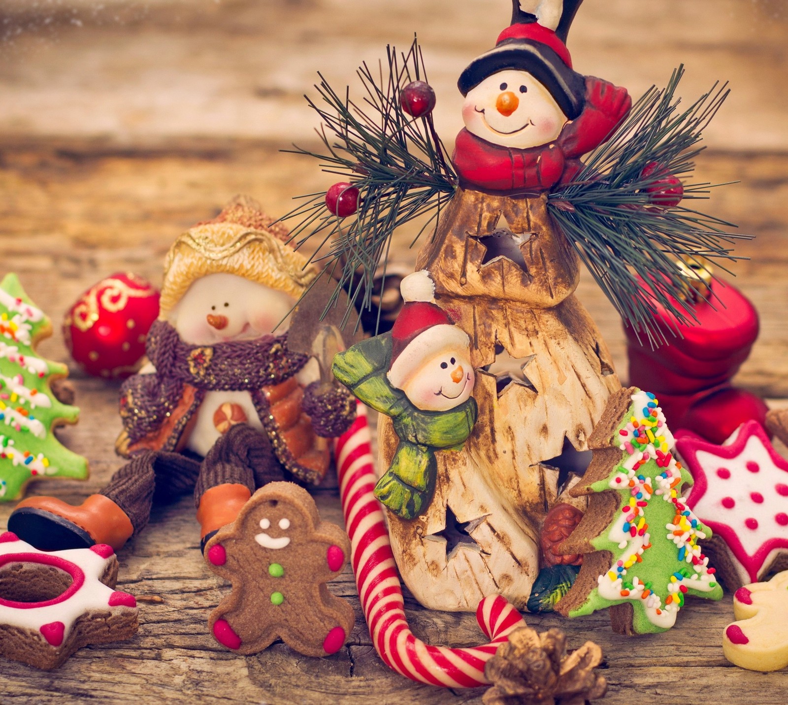 Um close de um boneco de neve com muitos biscoitos de natal (natal, pão de gengibre, bonecos de neve, estrelas)