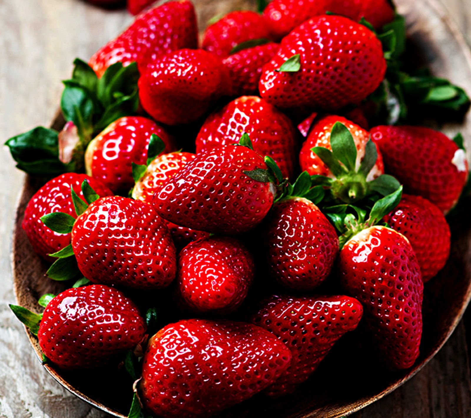 Araffy bowl of strawberries on a wooden table (fruits, strawberries, summer)