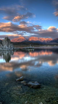 Reflexões serenas das montanhas ao crepúsculo sobre um lago tranquilo