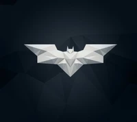 Logotipo geométrico preto e branco do Batman contra um fundo escuro e texturizado.